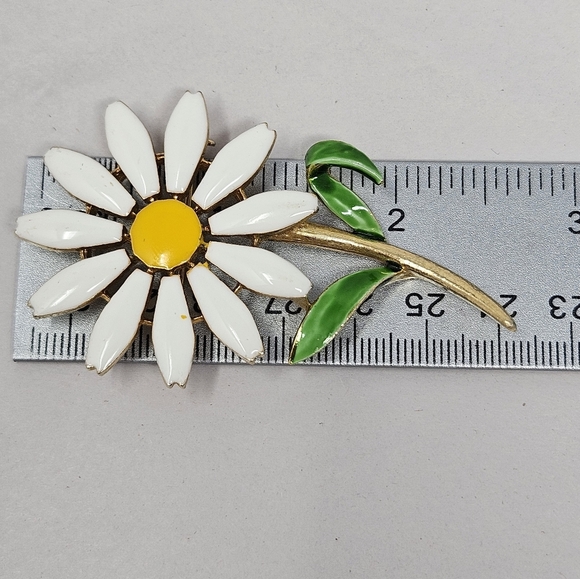 Daisy Pin Brooch White Petals Yellow Center Enamal Springtime 2.5 Inch Gold Tone - Picture 8 of 8